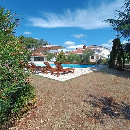 מלון Hotel Holiday 3*