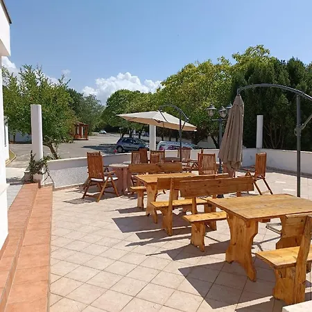 Hotel Holiday מלון