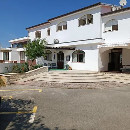 Hotel Holiday מלון