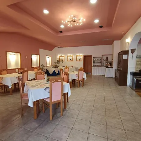 Hotel Holiday מלון