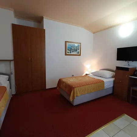 מלון Hotel Holiday 3*