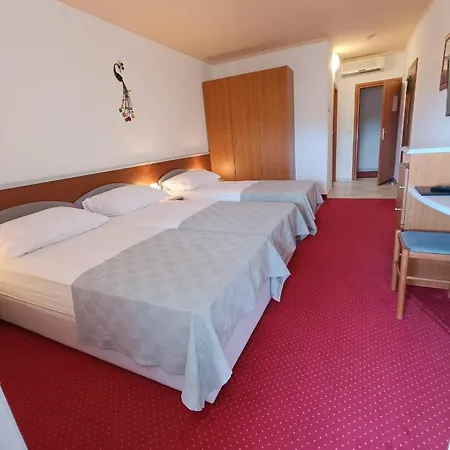 Hotel Holiday מלון 3*