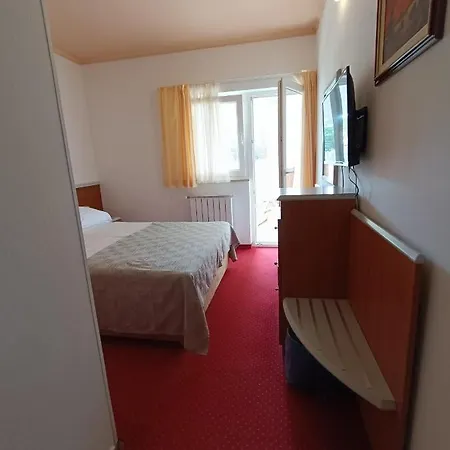 Hotel Holiday מלון 3*