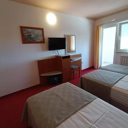 Hotel Holiday מלון