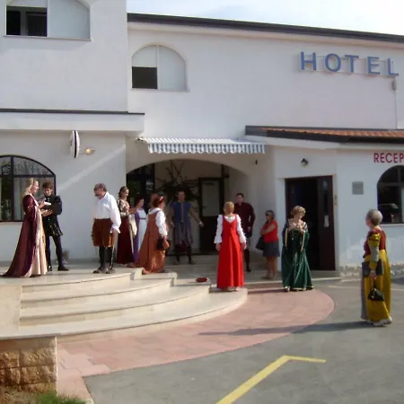 מלון Hotel Holiday 3*