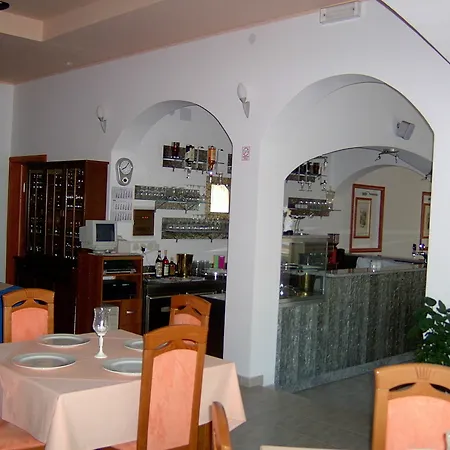 Hotel Holiday מלון