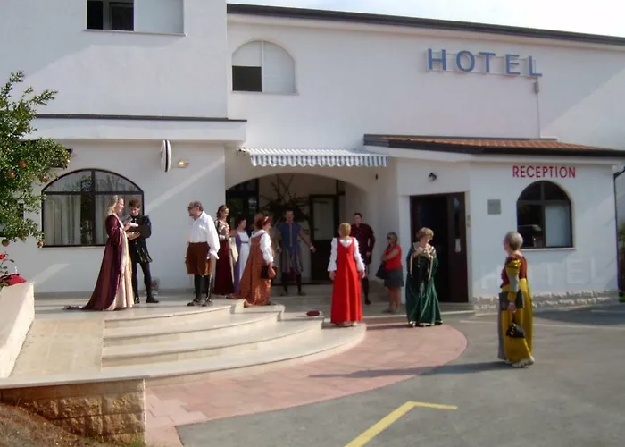 מלון Hotel Holiday 3*