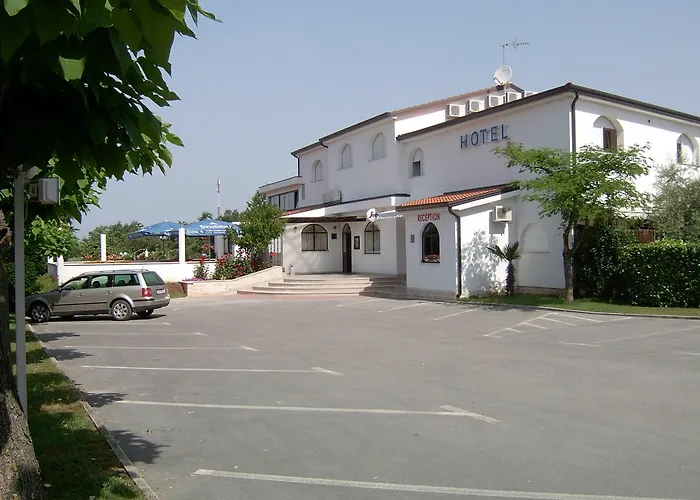 מלון Hotel Holiday 3*