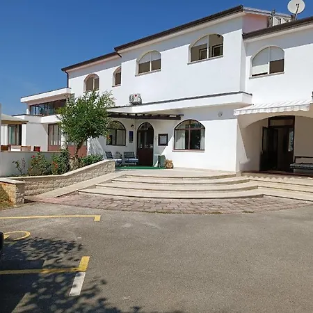 Hotel Holiday Szálloda
