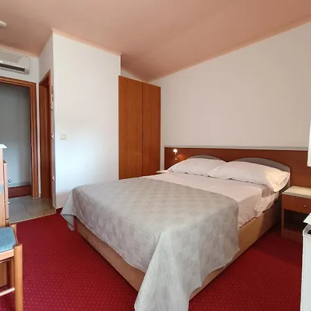 호텔 Hotel Holiday Buici (Istria)